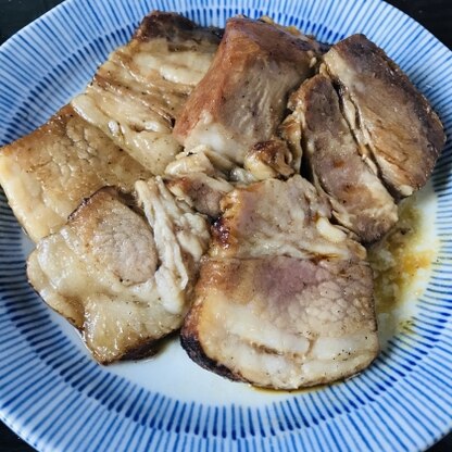 レシピを参考にして作ってみました。一晩漬け込むことで味がよく染みますね。柔らかくて食べやすい焼豚にできました。
豚肉の旨みがよく出ていて美味しかったです。